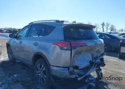 2017 Toyota Rav4 Le z USA, uszkodzony, nr VIN 2T3BFREV4HW584037